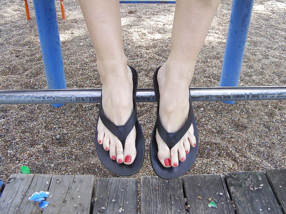 19P Size 8 feet at the park - flip flops