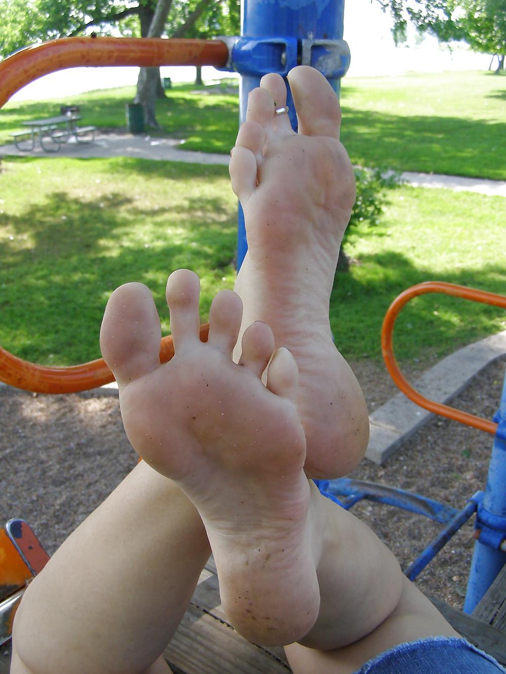 19P Size 8 feet at the park - flip flops