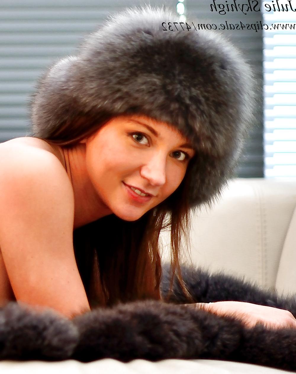 5P Furfetish queen in doggystyle & boots shows her hot asshole!