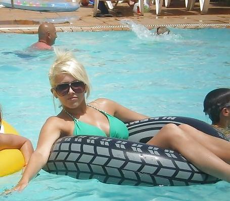 20P Busty Teen Voyeured