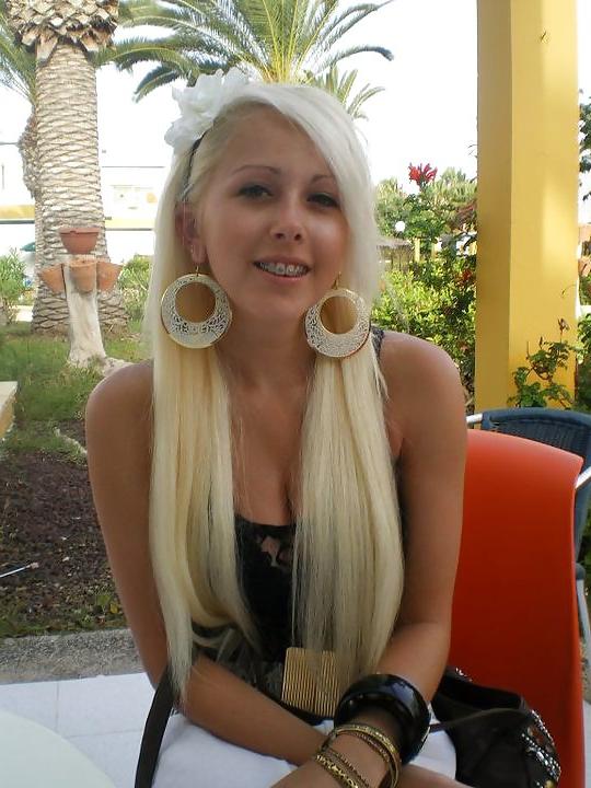 20P Busty Teen Voyeured