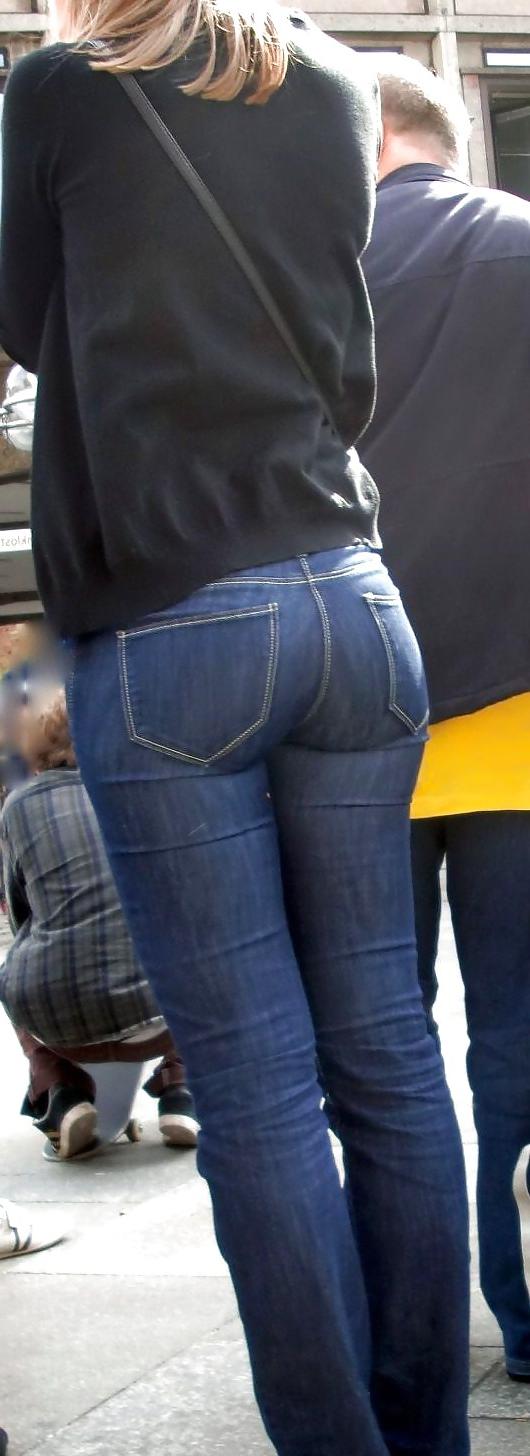 7P Downtown Toronto- She seemed like a Tourist - Nice Jeans