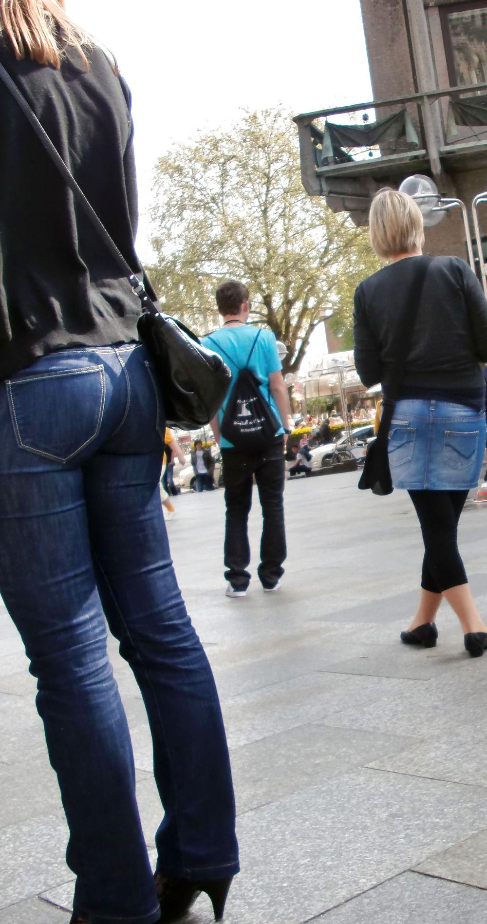 7P Downtown Toronto- She seemed like a Tourist - Nice Jeans