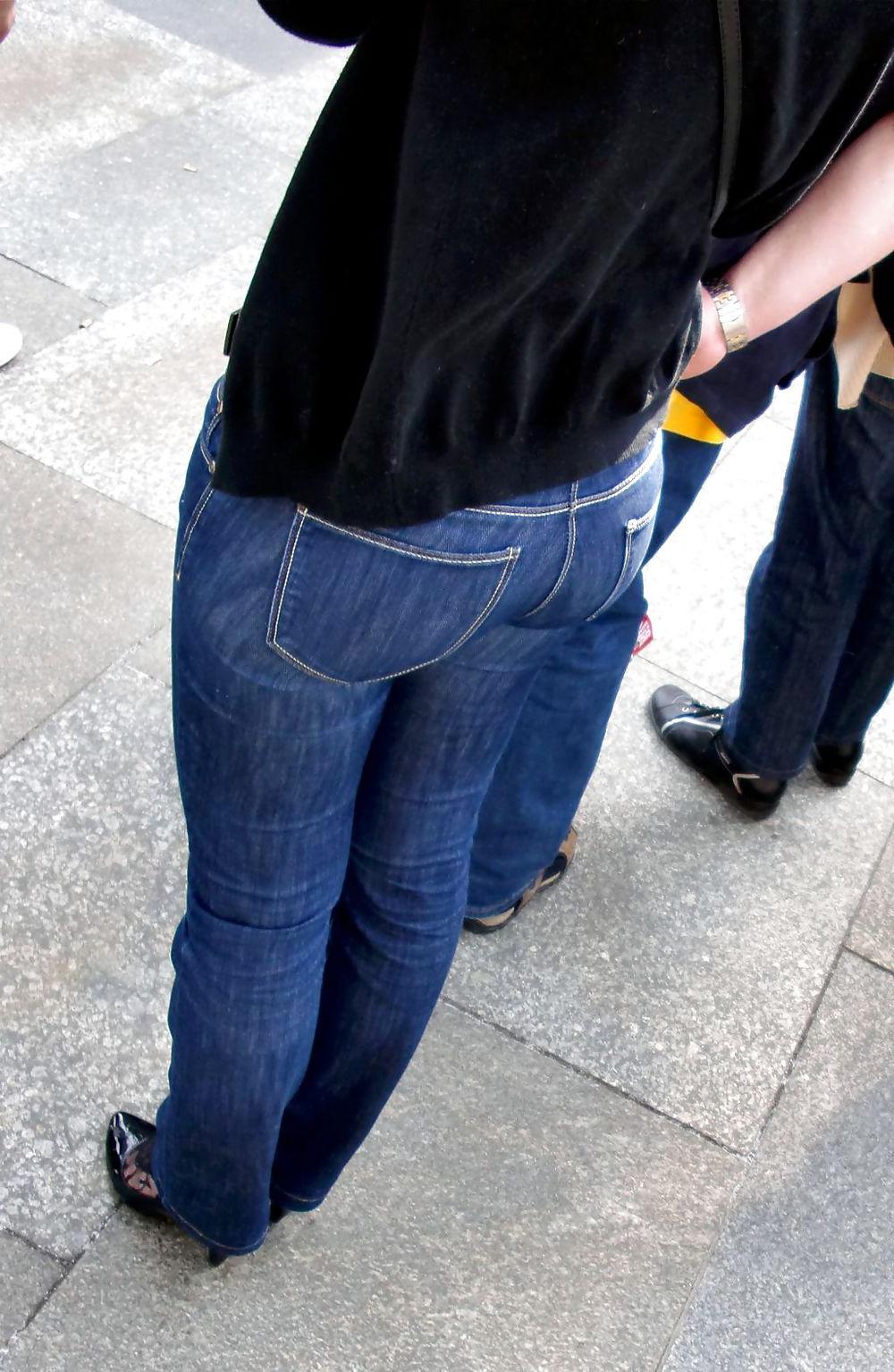 7P Downtown Toronto- She seemed like a Tourist - Nice Jeans