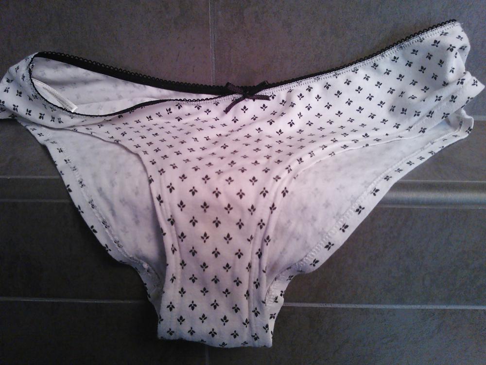 4P Sniffing panties of an hot girl hosted in my home