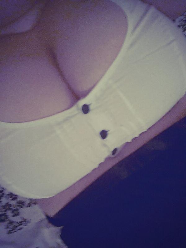 8P Buxom Brunette