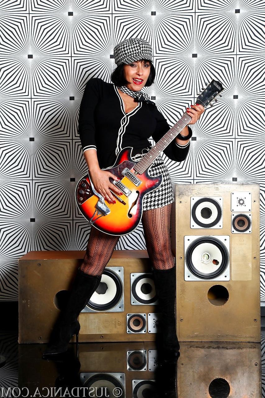 25P Pantyhose & Guitars