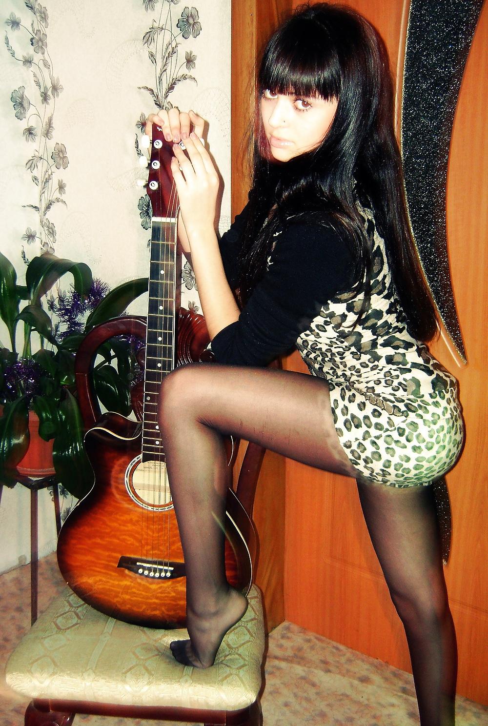 25P Pantyhose & Guitars
