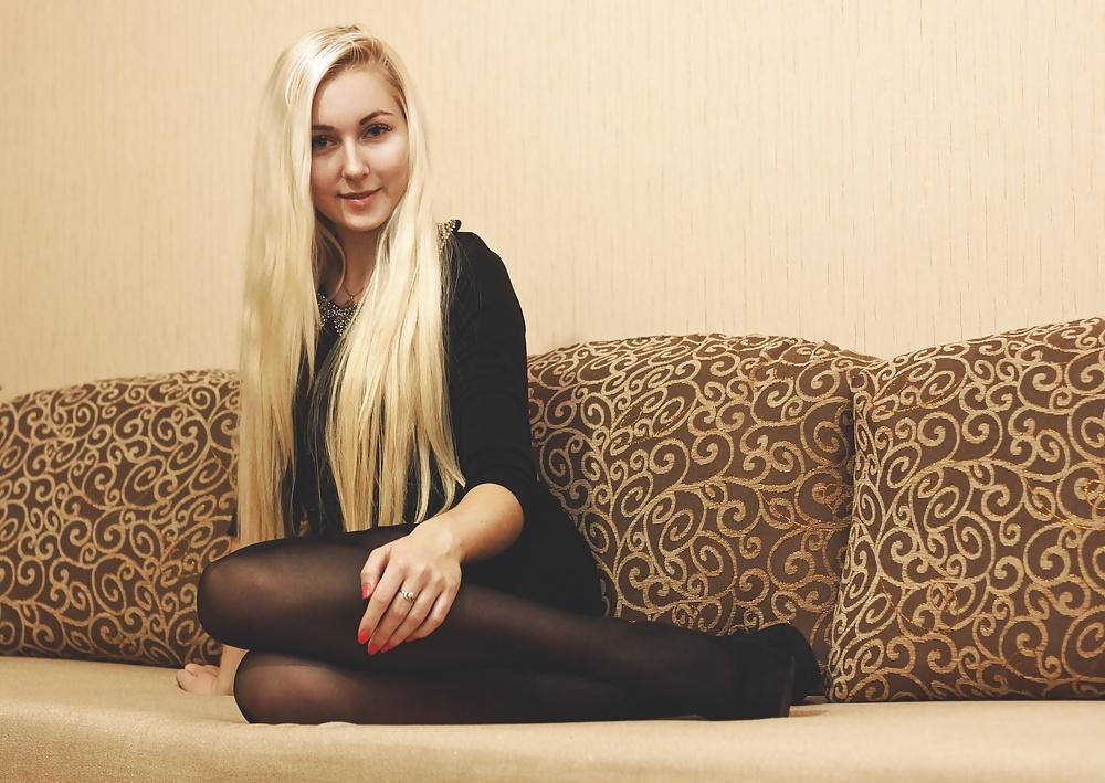 25P Black pantyhose pics !!!!!