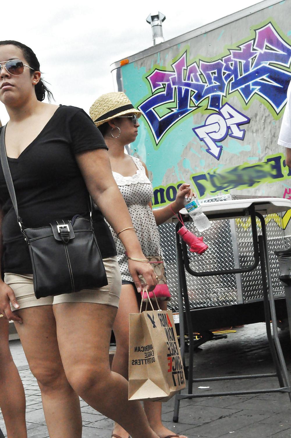 9P Dos Chicas en un camion de alimentos