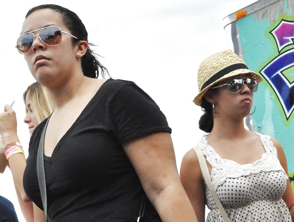 9P Dos Chicas en un camion de alimentos