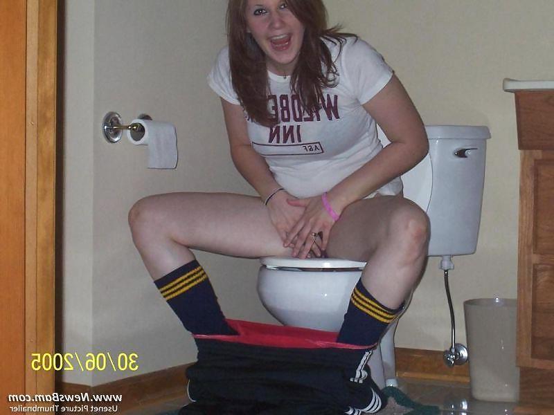 25P Girls On the Toilet