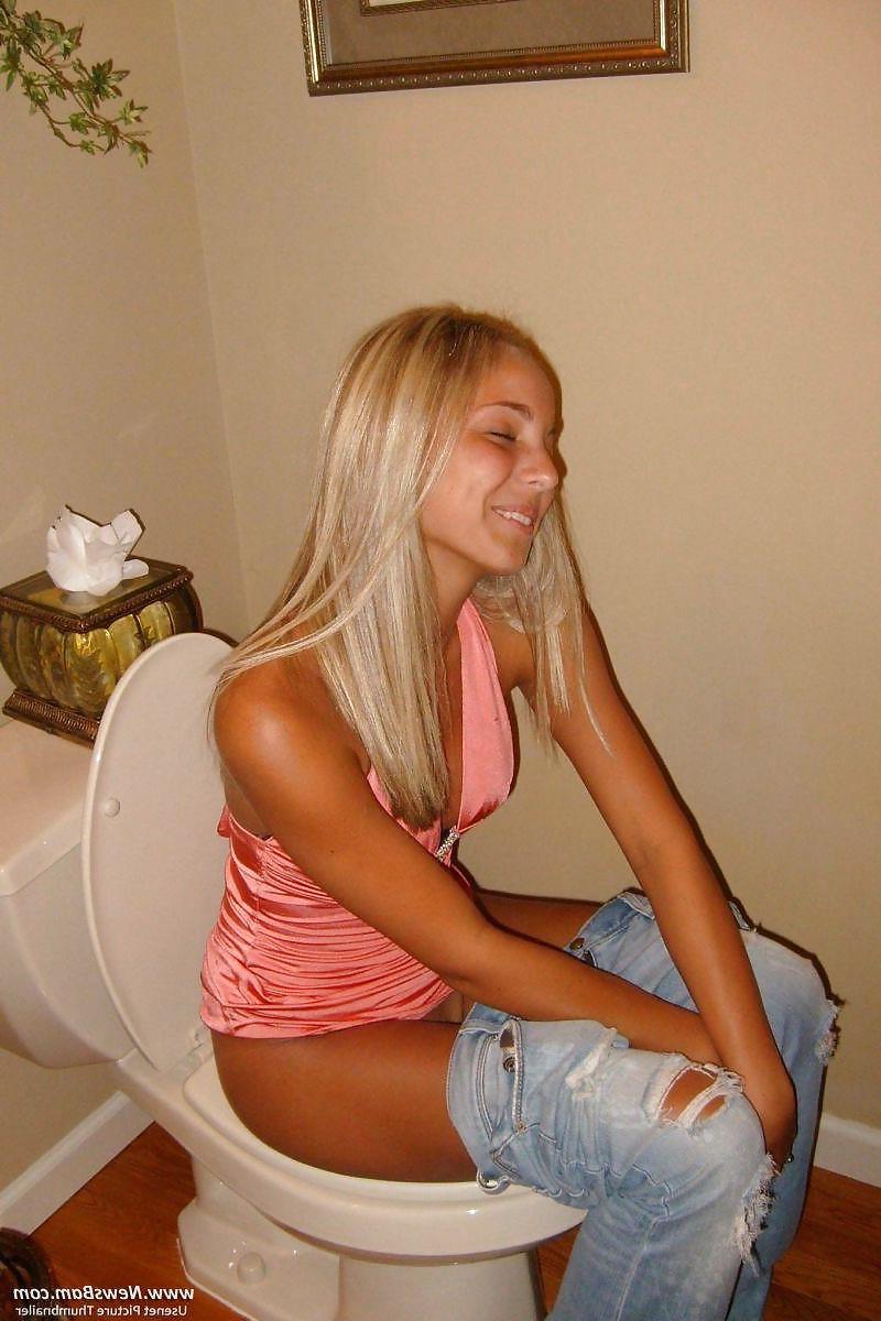 25P Girls On the Toilet