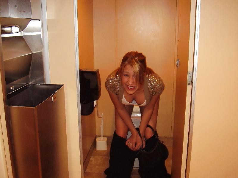 25P Girls On the Toilet