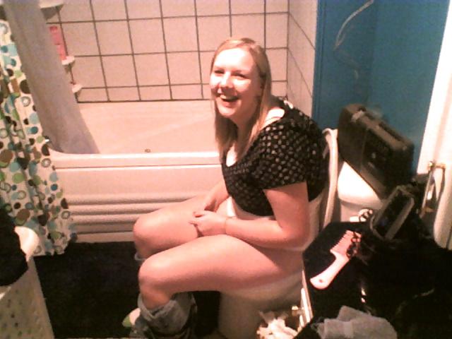 25P Girls On the Toilet