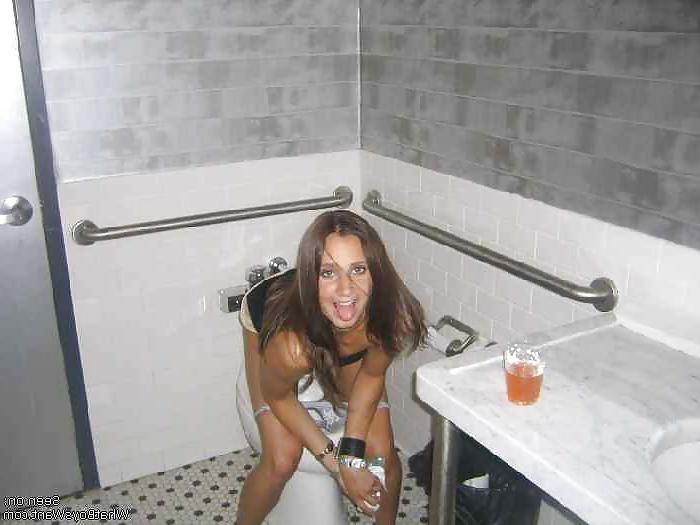 25P Girls On the Toilet
