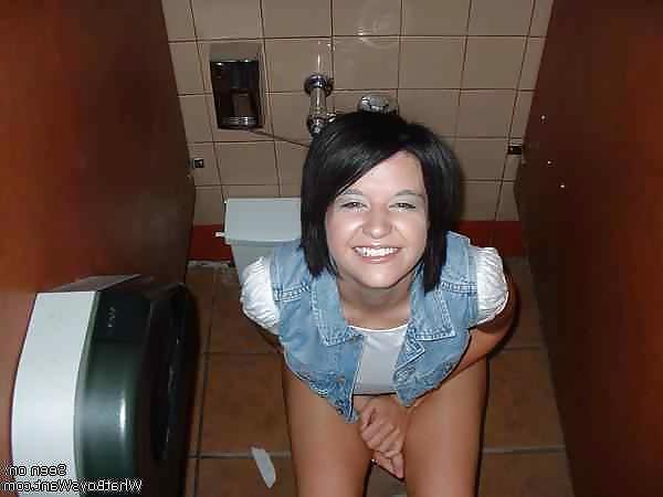 25P Girls On the Toilet