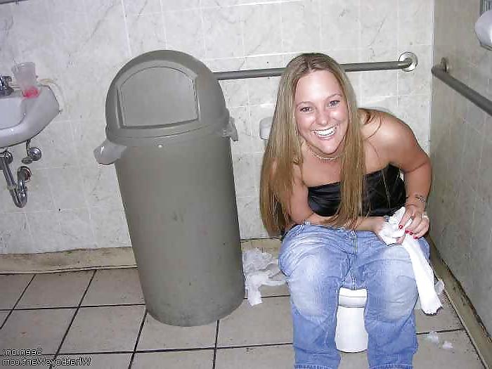 25P Girls On the Toilet