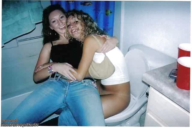 25P Girls On the Toilet
