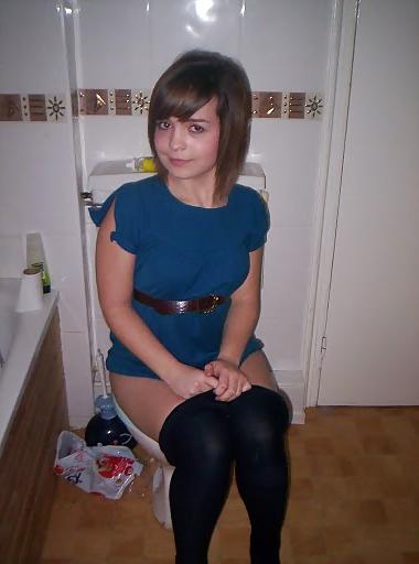 25P Girls On the Toilet