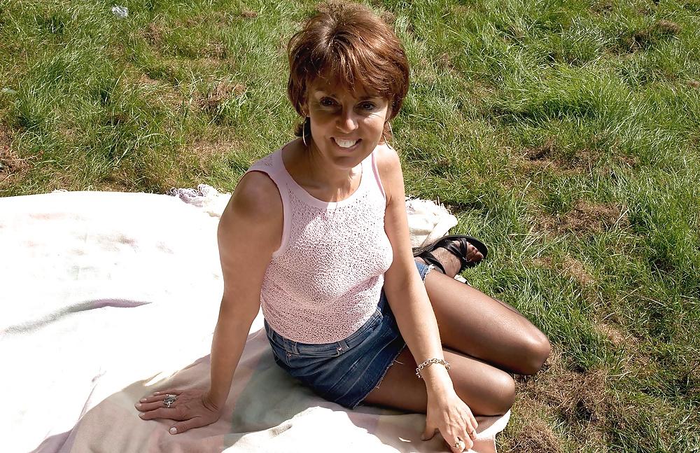 16P Georgie in pantyhose 