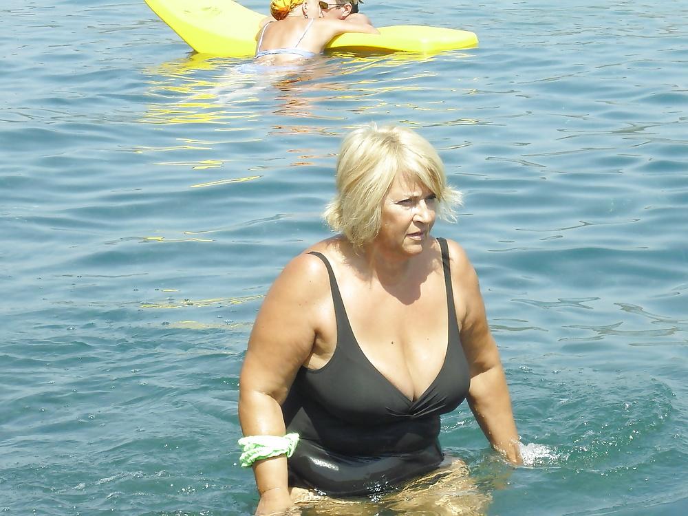 25P Busty Mums on Holiday