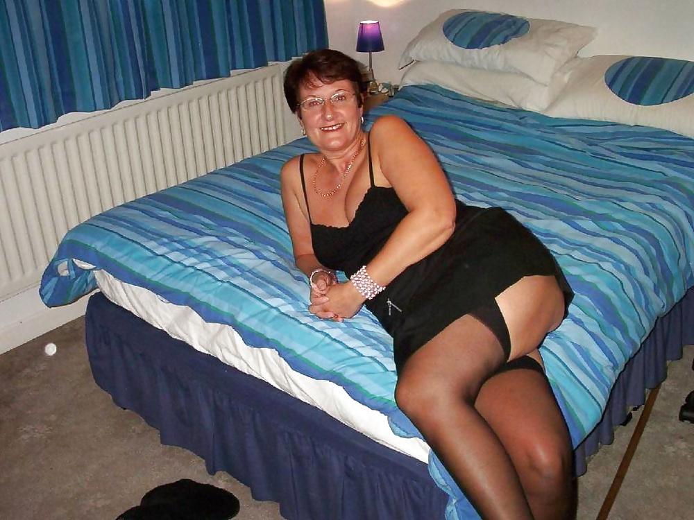 25P Dogging Mom at home