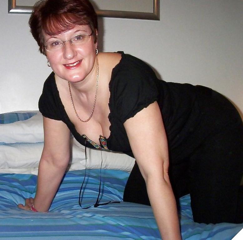 25P Dogging Mom at home