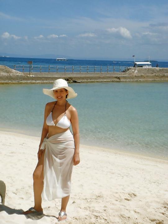 25P Filipina MILF swim party 2