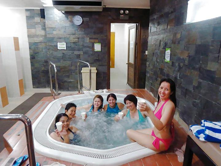 11P Filipina MILF swim party