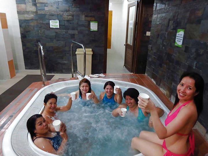 11P Filipina MILF swim party