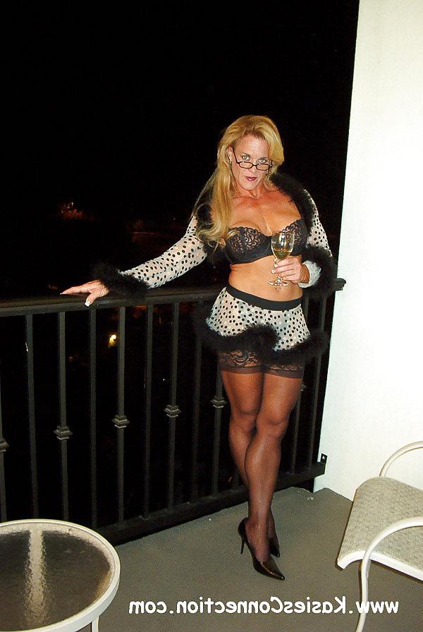 25P Female bodybuilders in stocking e high heels II