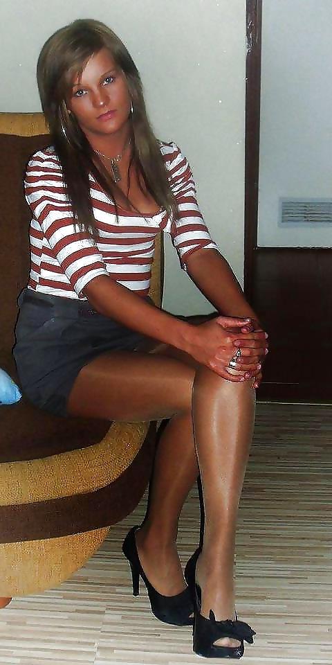25P She's Soo Sexy In Pantyhose!!!
