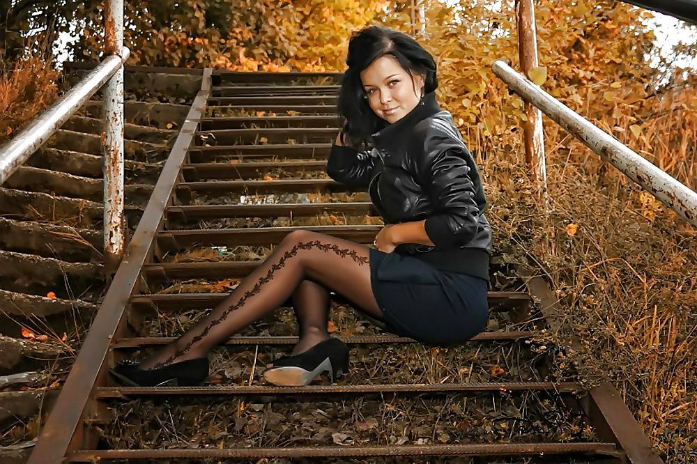 25P She's Soo Sexy In Pantyhose!!!