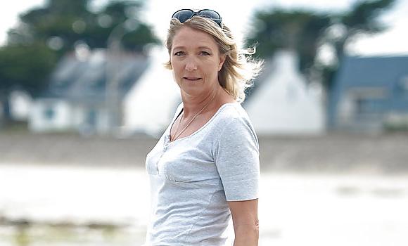 25P Would love to jerk off at the feet of Marine Le Pen