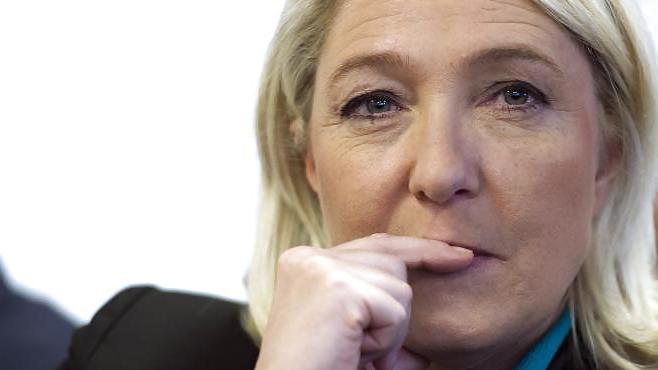 25P Would love to jerk off at the feet of Marine Le Pen
