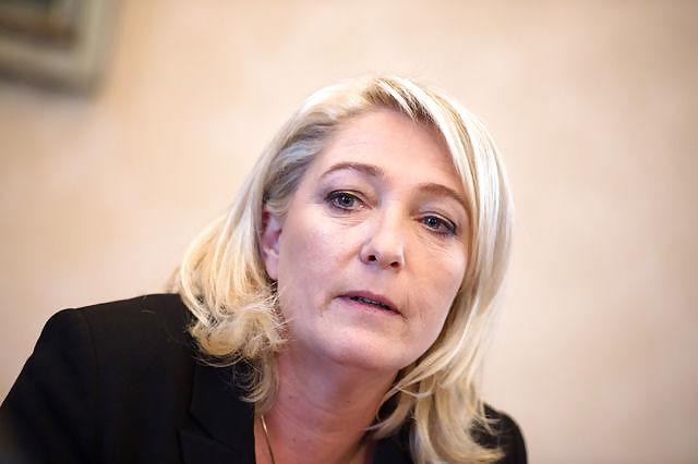 25P Would love to jerk off at the feet of Marine Le Pen