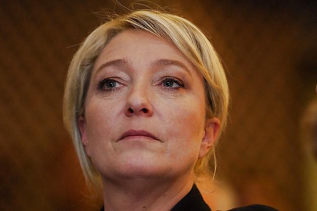 25P Would love to jerk off at the feet of Marine Le Pen