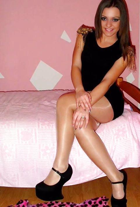 22P Samantha and her Friends..Teens in Pantyhose