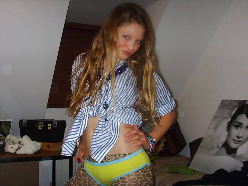 22P Samantha and her Friends..Teens in Pantyhose