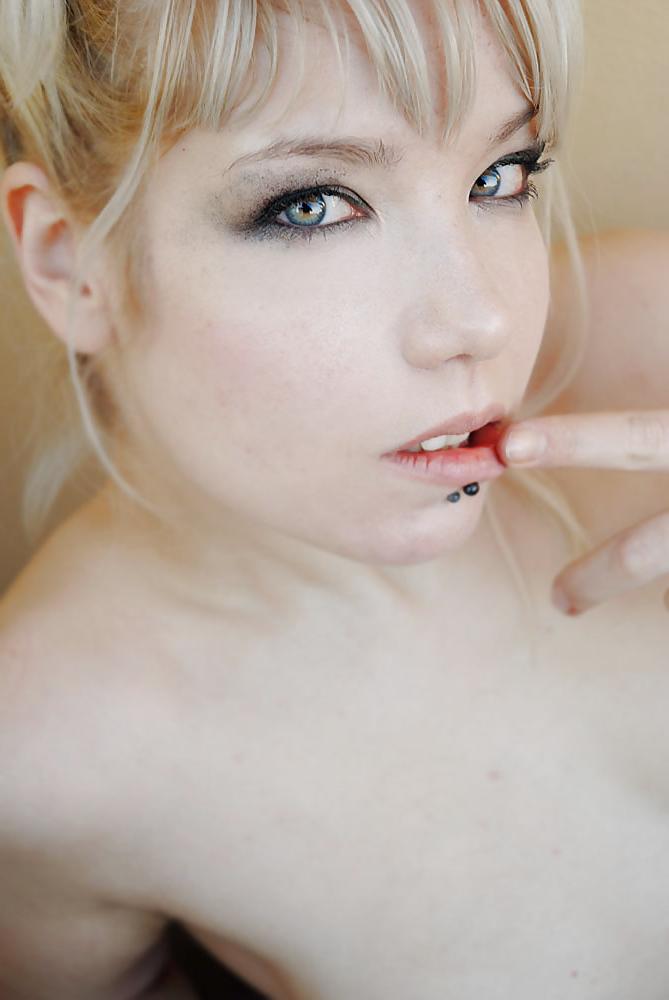 18P Dutch slut Nicque Problematique