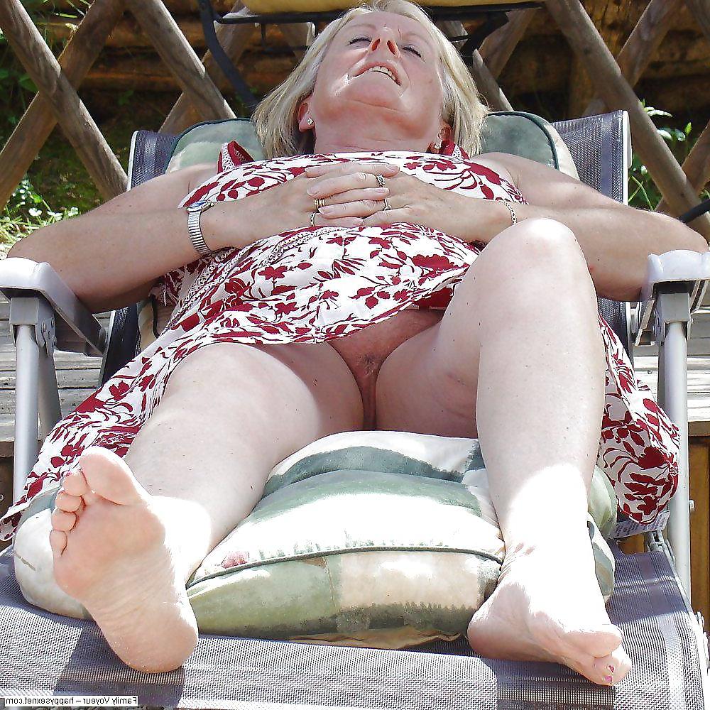 20P Cute moms spied by bad sons