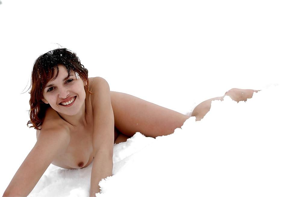 25P Naked in The Snow