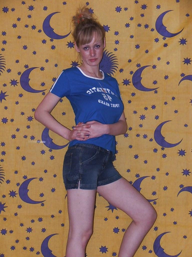 25P Nice Russian Wife Pose at Home