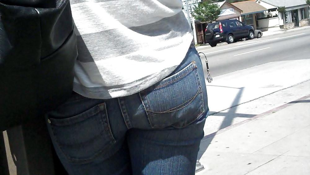 25P Following behind her nice butt & ass in jeans