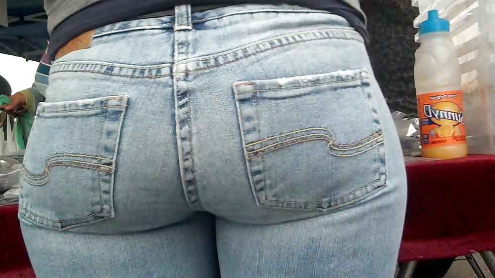 25P Following behind her nice butt & ass in jeans