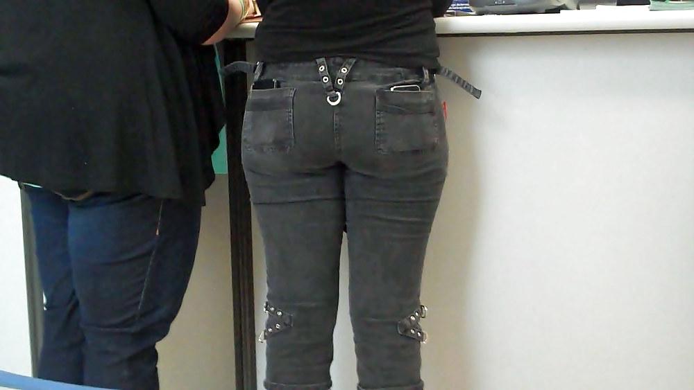25P Following behind her nice butt & ass in jeans