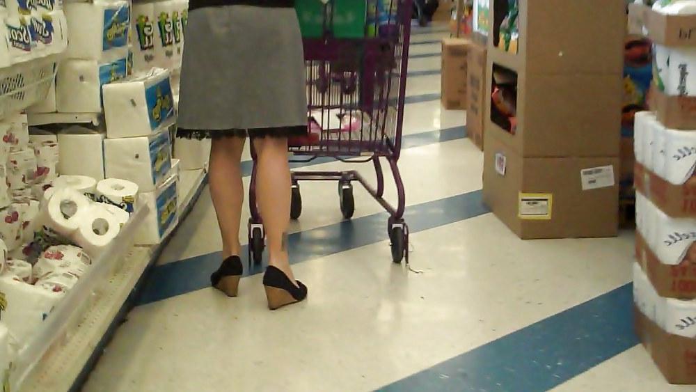 25P Following behind her nice butt & ass in jeans