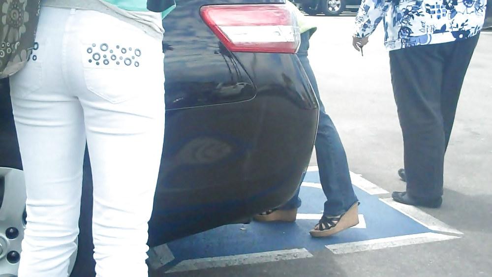 25P Following behind her nice butt & ass in jeans