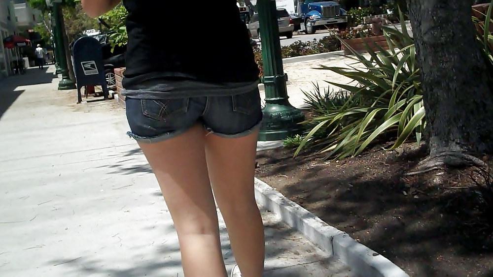 25P Following behind her nice butt & ass in jeans